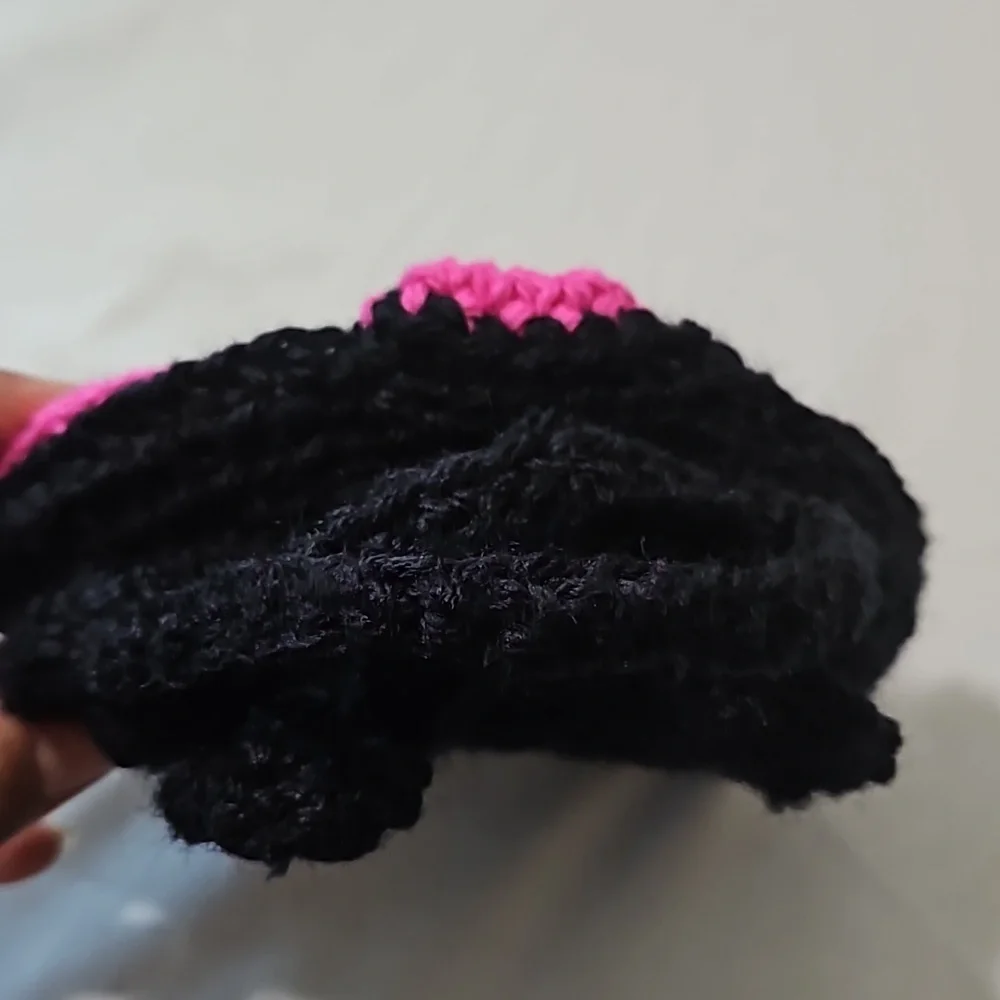Hand Crafted Hand Knit Crochet Hand bag black & Barbie Pink Bow silhouette 6